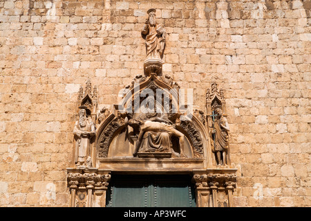 Dekorative Schnitzerei über dem Eingang der Franziskaner Kirche Dubrovnik Dalmatien Kroatien Stockfoto