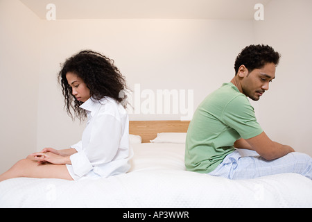 Paar saß Rücken an Rücken Stockfoto