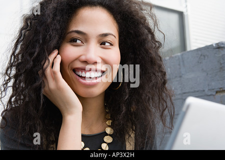 Junge Frau mit Handy Stockfoto