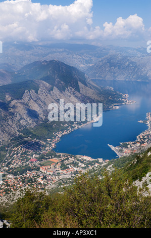 Die Altstadt von Kotor rund um die Bucht am Fuße des Gebirges Montenegro Stockfoto