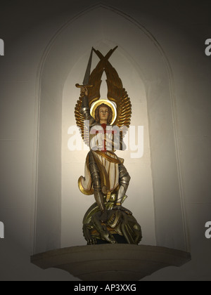 St. Georg und der Drache. St. Michael und alle Engel Kirche. Bude, Cornwall, UK Stockfoto