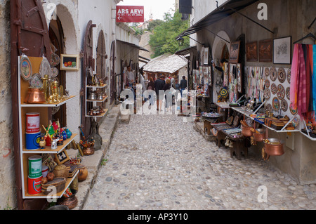 Touristischen Souvenirläden säumen die engen grob gepflasterte Straße in Mostar-Bosnien-Herzegovina Stockfoto