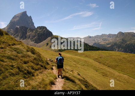 Walker und den Berg Pic du Midi D Ossau französische Pyrenäen Stockfoto