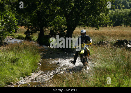 Mann am Kreuz Land Motorrad Stockfoto