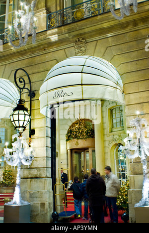 Paris Frankreich, Luxushotel 'Hotel Ritz' am Place Vendome, Eingangstür, beleuchtet in der Nacht '5 Sterne' Weihnachtslichter, Dekorationen, außen Menschen Stockfoto