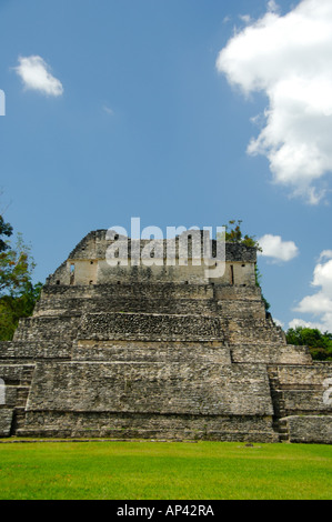 Mittelamerika, Belize, Chiquibul Waldreservat, Caracol. Rückseite des Gebäudes Astronomie. Stockfoto