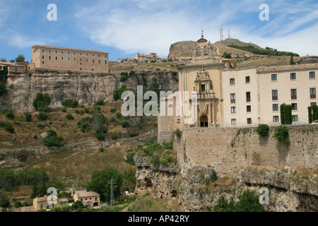 Die hängenden Häuser und Klippen von Cuenca, Spanien, über die Fluss-Schlucht. Im Vordergrund, das Kloster San Pablo (heute ein Hotel). Stockfoto