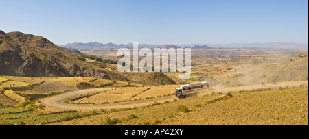 Ein Panorama von einem Überland LKW unterwegs auf einem Feldweg mit Staub 2 Bild Stich Wanderwege hinter. Stockfoto