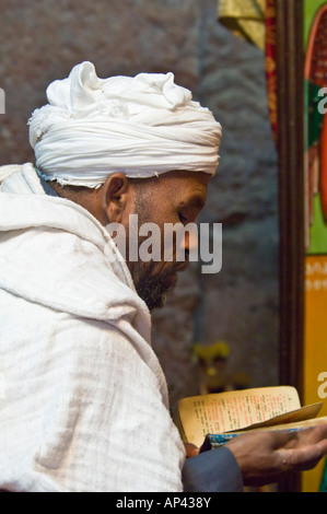 Ein Priester liest aus religiösen Text in der Bete Maryam Mononlithic Kirche in Lalibela. Stockfoto