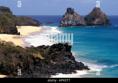 Brasilien, Fernando De Noronha, Praia do Quixaba und Ilha Dois Irmãos. Stockfoto