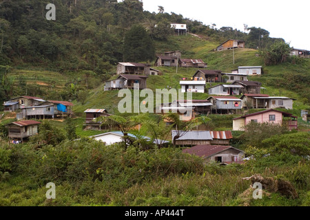 Eine Siedlung der Orang Asli Ureinwohner in Kampung Stil Hütten im Bundesstaat Pahang, Malaysia. Stockfoto