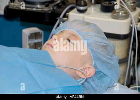 Junge zu Ohr operiert im Krankenhaus-OP-Saal Stockfoto