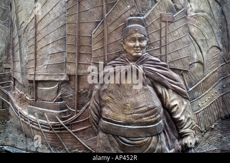 Bas Relief Bronze Darstellung der Admiral Cheng Ho, wer so viel hat um den Weg zum chinesischen Siedlung in Melaka ebnen. Stockfoto