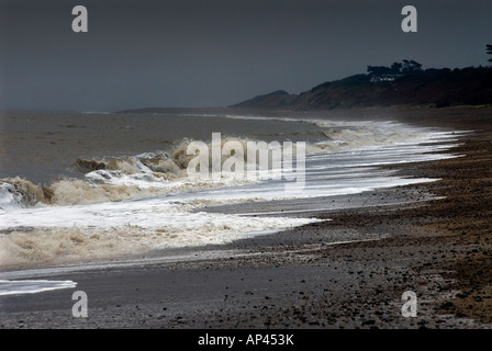 STURM-WELLEN AUF SIZEWELL STRAND SUFFOLK ENGLAND 2007 Stockfoto