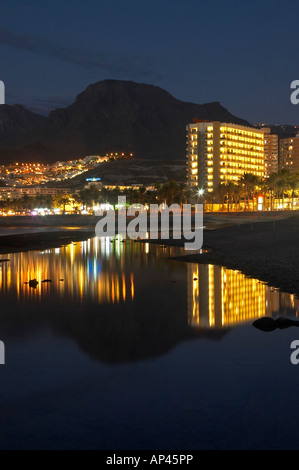 Nachtaufnahme von der Hotelzone in Playa de Las Americas auf Teneriffa Stockfoto