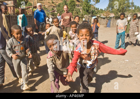 Kinder spielen "catch den Ballon" mit zwei Touristen, die gerne auf bei einem Besuch in Lalibela in Äthiopien. Stockfoto