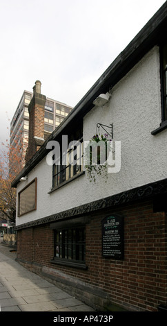 Ye Olde Salutaion, AKA Anrede für alle Männer, AKA "Sal" Wirtshaus in Nottingham City. Fotografiert von der öffentlichen Straße The Salutation Inn, bekannt als der "Sal". Ursprünglich ein Gerber-Workshop, ein älterer Pub genannt 'Der Erzengel Gabriel begrüßt die Jungfrau Maria' (daher die Anrede) beschäftigt diese Seite bis religiöse Eiferer verlangten die Kneipe "Soldaten und Bürger" umbenannt werden. Ye Olde Salutation Inn Wasused für die Einstellung während des ersten englischen Bürgerkrieges. Jagdhunde-Tor, Nottingham City, Großbritannien Stockfoto