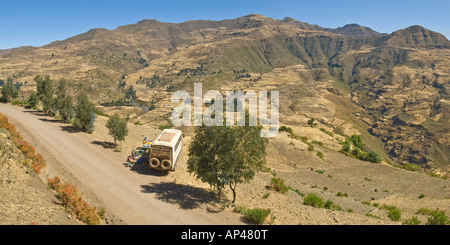 Ein 2 Masche Bild von einem Überland LKW und Passagieren stoppen für Mittagessen Enroute durch Nord-Äthiopien. Stockfoto