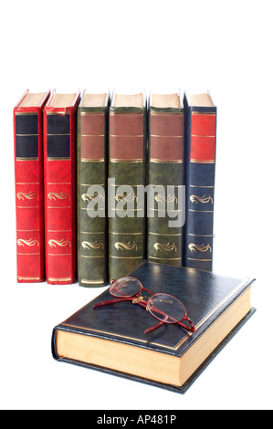 Ein paar Gläser auf ein Buch mit sieben Siegeln mit Schatten Stockfoto