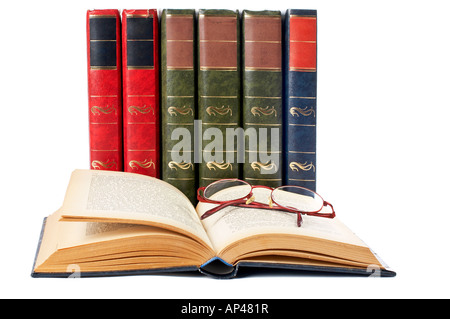 Ein paar Gläser auf ein offenes Buch Stockfoto