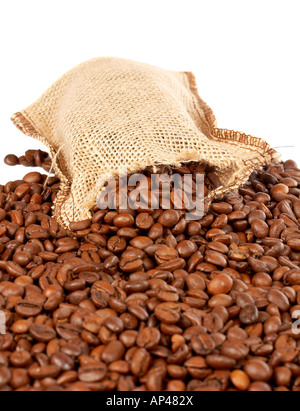 Leinensack mit Kaffee Bohnen verschütten auf einem weißen Hintergrund Stockfoto