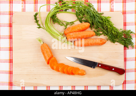 Handvoll frische Karotten mit Schatten auf weißem Hintergrund Stockfoto