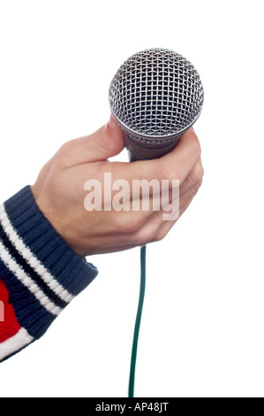 Hand hält ein Mikrofon vor einem weißen Hintergrund Mic im Fokus Stockfoto