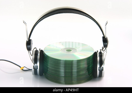 Kopfhörer und Haufen von Compact Discs isoliert auf weißem Hintergrund Stockfoto