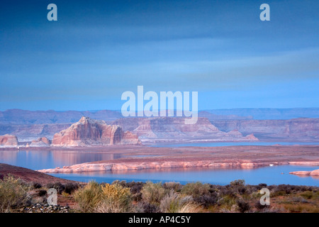 Lake Powell Stausee auf dem Colorado River mit Pall von gelben Rauch driften gegenüber nahen Kohlebergwerk abgefeuert Kraftwerk Stockfoto