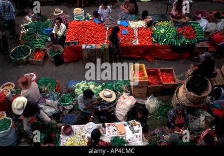 Guatemala, Chichicastenago, großer Markt, wo der K'iche Maya waren, Textilien und Kunsthandwerk verkaufen Stockfoto