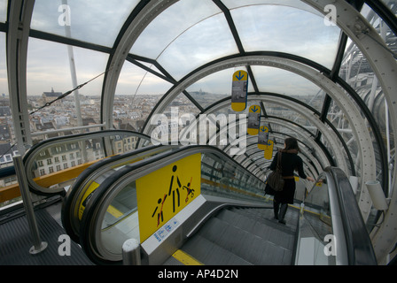 Frau auf der Rolltreppe im Centre Pompidou in Paris Stockfoto