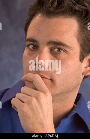 Ein Mann mit seiner Hand am Kinn schauen skeptisch Stockfoto