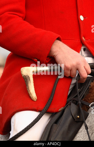 Fuchs-Jagd-Jäger-Reiter tragen scharlachrote Jacke mit Reitgerte in Somerset, England Stockfoto