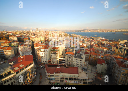 ISTANBUL. Blick vom Galata-Turm über Stadtteil Beyoglu auf den Bosporus und darüber hinaus auf dem asiatischen Ufer. 2007. Stockfoto