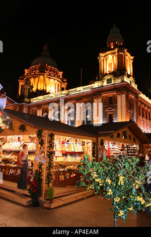 Der Belfast City Hall beleuchtet zu Weihnachten mit kontinentalen Märkte auf dem Gelände Nordirland Stockfoto