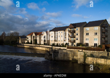 dh River Wharfe WETHERBY WEST YORKSHIRE Neue Appartementhäuser mit Blick auf den Wharfe River gb beherbergt Apartments am Fluss Stockfoto