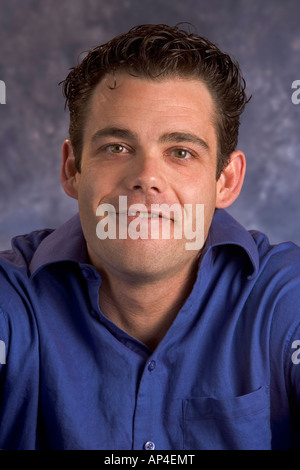 Ein übermütiger aussehender junger Mann in seinen Zwanzigern Stockfoto