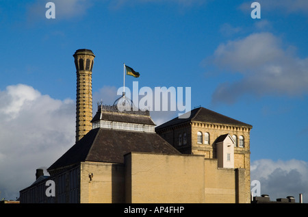 dh John Smith Brauerei TADCASTER NORTH YORKSHIRE John Smiths alte Brauerei Dächer Schornstein und Flagge Stockfoto