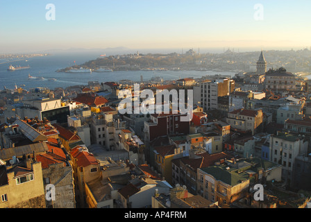 ISTANBUL. Am Abend Blick über die Dächer von Beyoglu, das Goldene Horn und darüber hinaus zum Topkapi-Palast und das Marmarameer. 2007. Stockfoto