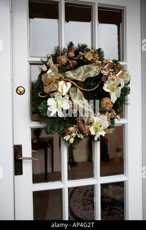 TRADITIONELLEN ADVENTSKRANZ AUF HAUS HAUSTÜR ENGLAND Stockfoto