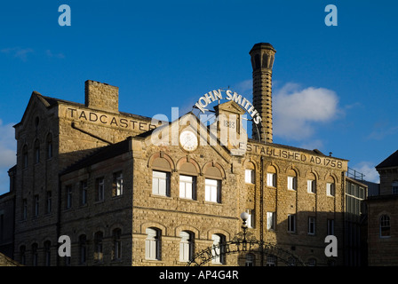 dh John Smith Brewery TADCASTER NORTH YORKSHIRE John Smiths alte Brauerei und Kamingebäude Stockfoto