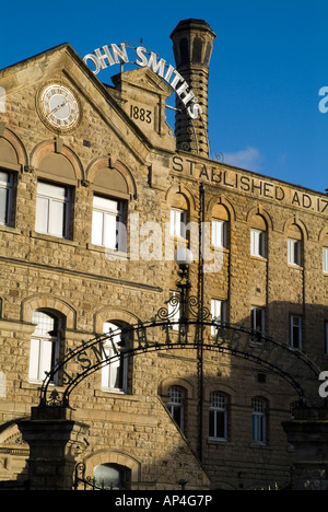 dh John Smith Brewery TADCASTER NORTH YORKSHIRE John Smiths alte Brauerei und Schornsteinbau britisches Bier Stockfoto