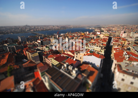 ISTANBUL, TÜRKEI. Ein Tilt-Shift-Blick über die Galata-Dächer in Beyoglu, mit dem Goldenen Horn auf der linken Seite. 2007. Stockfoto