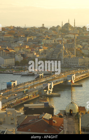 ISTANBUL. Blick vom Galata Turm in Beyoglu über die Galata-Brücke und das Goldene Horn, Eminonu Abend. 2007. Stockfoto