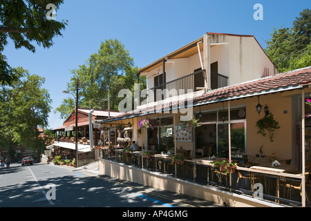 Main Street in dem Berg Dorf Platres, Troodos-Gebirge, Zypern Stockfoto