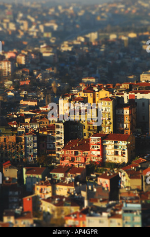 ISTANBUL, TÜRKEI. Ein Tilt-Shift-Blick auf Tepebasi Bezirk. 2007. Stockfoto