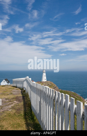 Ein weißer Zaun am Leuchtturm Cape Spear, in Neufundland, Kanada. Stockfoto