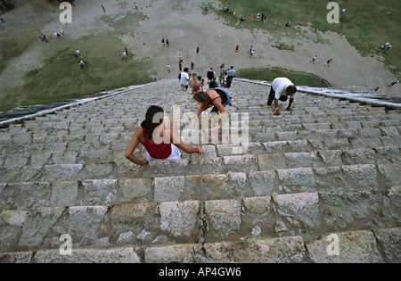 Mexiko, Schritte des Schlosses in Chichen Itza, genannt auch El Castillo oder der Kukulcan-Pyramide Stockfoto