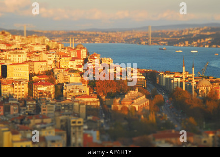 ISTANBUL, TÜRKEI. Ein Tilt-Shift Blick über Beyoglu und Tophane Bezirke auf den Bosporus. 2007. Stockfoto