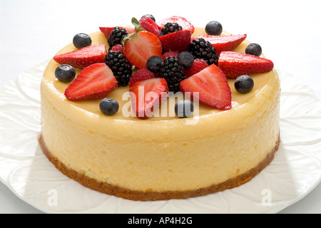 Obst garniert Käsekuchen Stockfoto